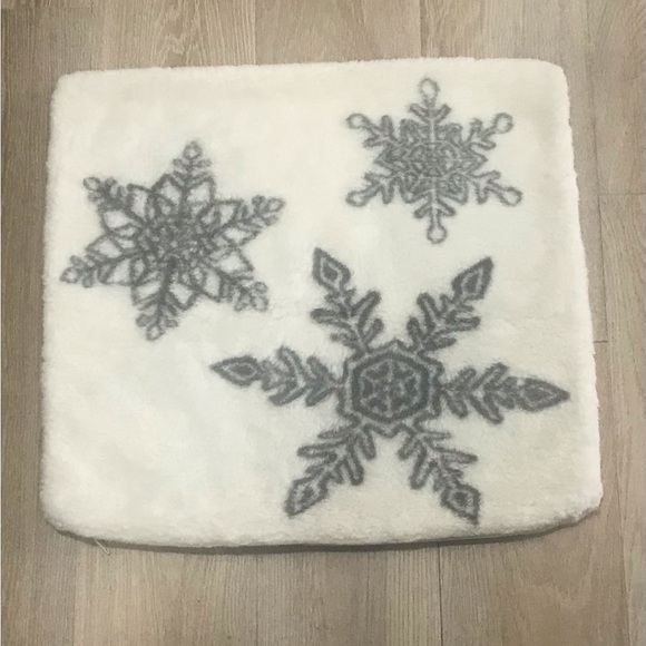 Pottery Barn Faux Fur Snowflake Jacquard Pillow Cover Ivory/Gray 18” - Picture 3 of 4